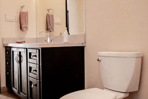 Beautiful condo with 2 bedrooms, just 3 minutes from the beach and downtown (49)